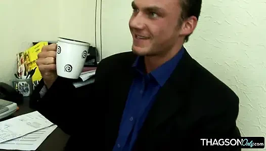 Крошку-блондинку страстно ублажают и трахают