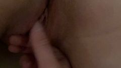A buceta suculenta da namorada grávida goza nos meus dedos
