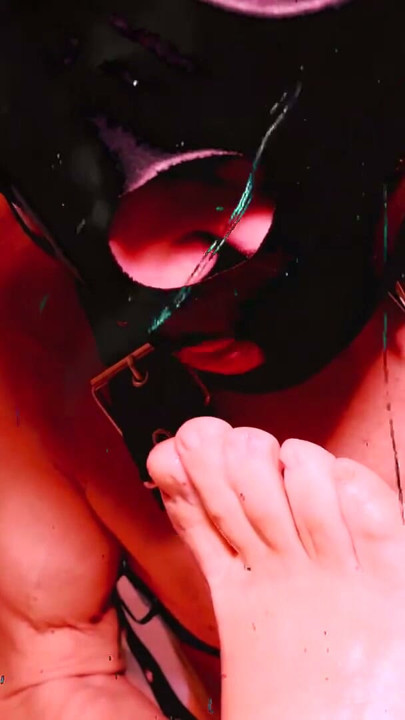 脚插屁眼！直接插到底！Lady Moragan 用假屌操 Slave F 并撑开他的骚逼！| 第3集