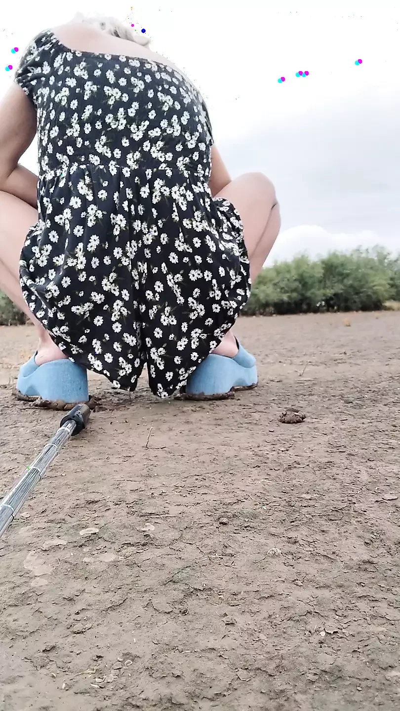 Söt trans med nya sandaler mycket het går en promenad och letar efter en stor och tjock penis