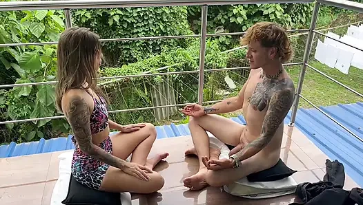 Yoga öğretmenimin bana bir poz öğreteceğini sanmıştım, ta ki onun büyük penisini sıkı vajinamda hissedene kadar