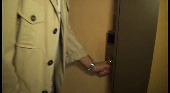 Offerte les yeux bandes a un inconnu dans un hotel