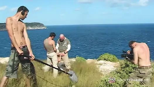 Sarışın tropikal yetişkin sırasında uçurumda açık havada sakso çekiyor