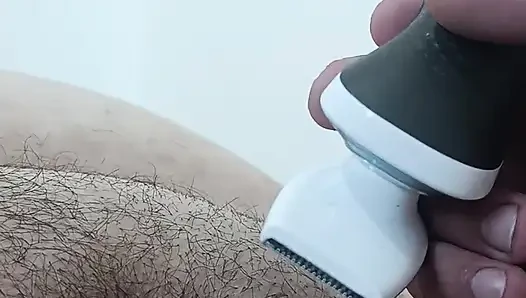 Mencukur memek berbulu istriku