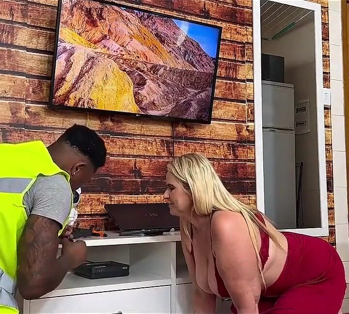 My Neighbor's TV Froze and She Called Me Over to Break Her Little Ass