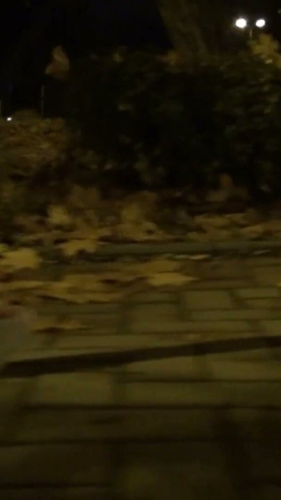異裝癖者穿著乳膠緊身褲和非常高的白色坡跟走在街上 | 短片 1