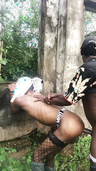 粗糙. 一座未建成的建筑后方的甜美性爱, 我把尿在他的嘴里