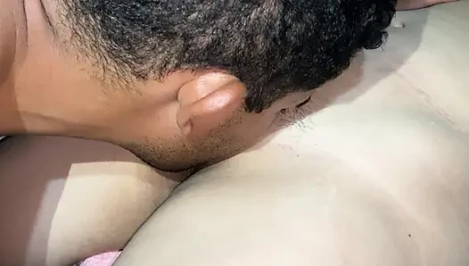 Cowok ini ngusap memek perawanku dan crot spermanya di dalam memek gadis india dari x video