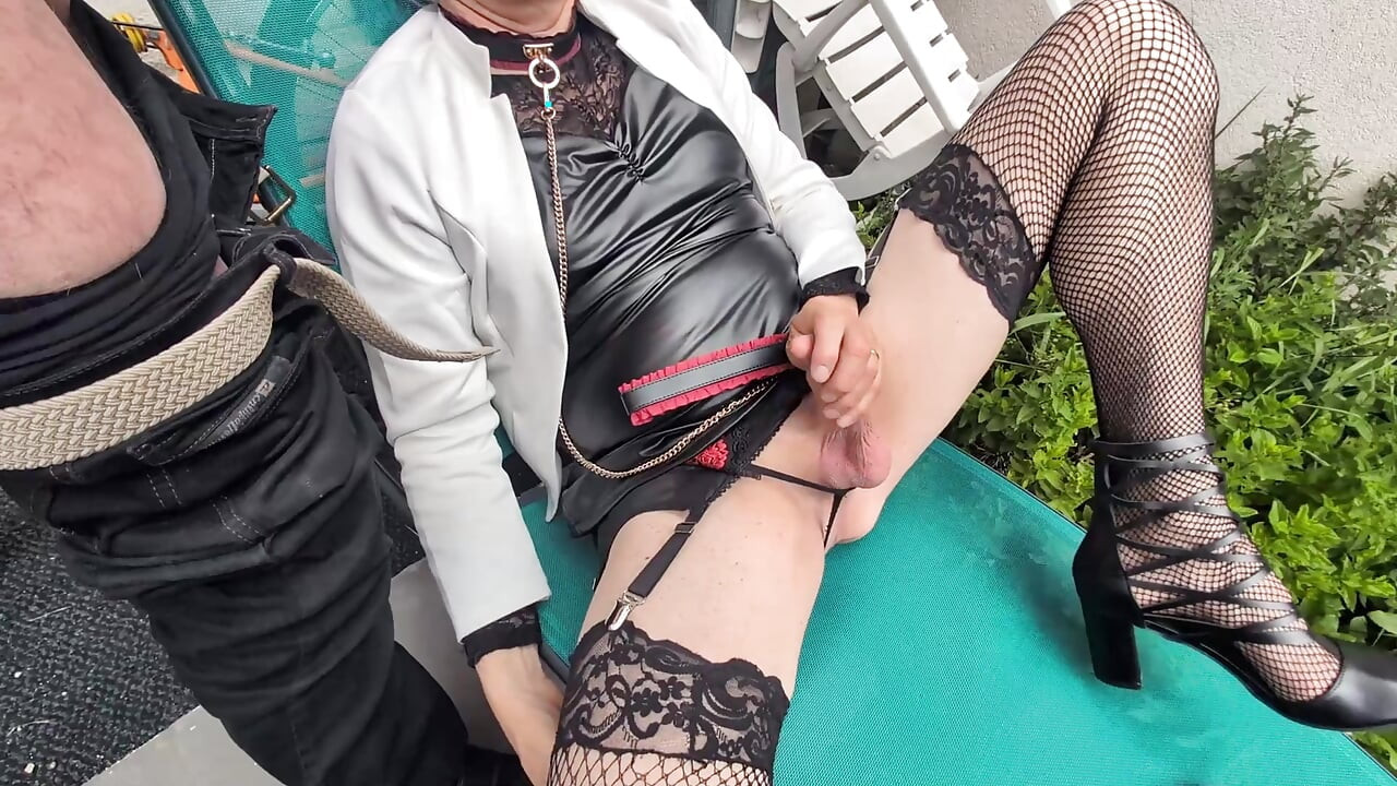 Một sissy già bị đụ trên ghế tắm nắng, nhưng con cu đen quá lớn đối với mông của cô ấy