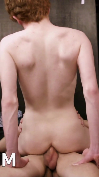 Il baise brutalement le cul d’un joli garçon jumelle rousse