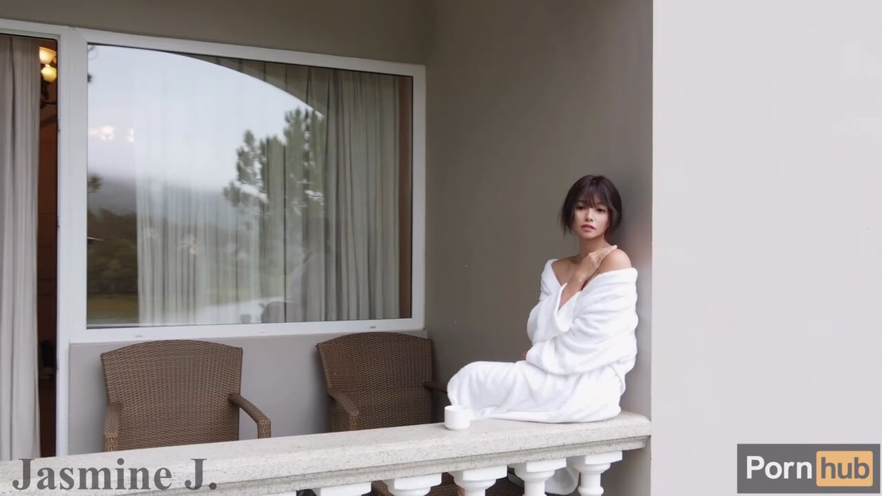 Cạo Châu Á âm đạo fucked qua một dildo đến được lớn tia nước tại ban công