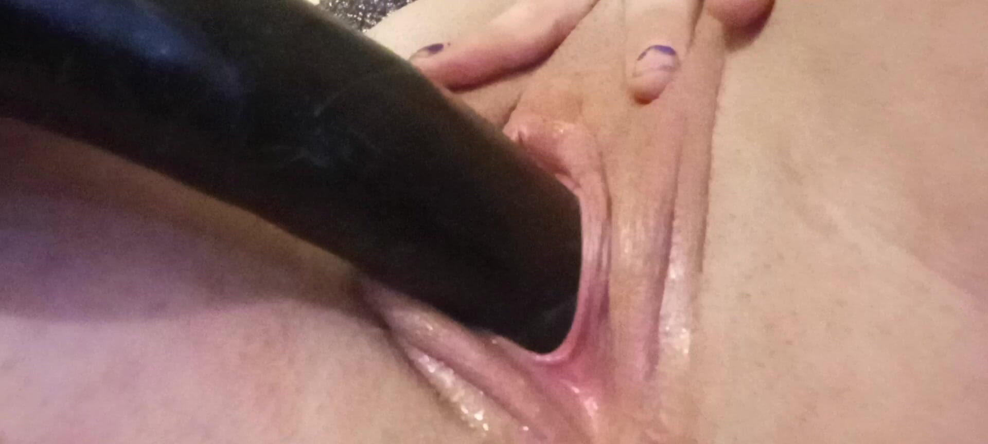 Pawg milf neukt zwarte dildo