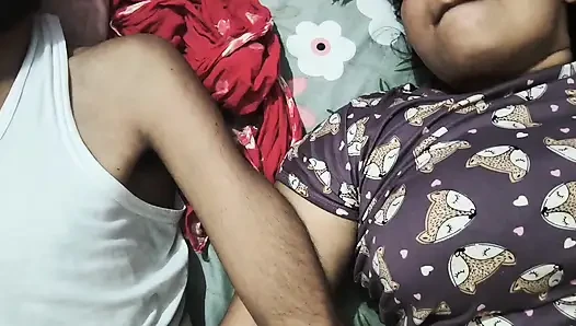 Hintli kadın ateşli sakso çekti ve büyük elle muamele boşalttı