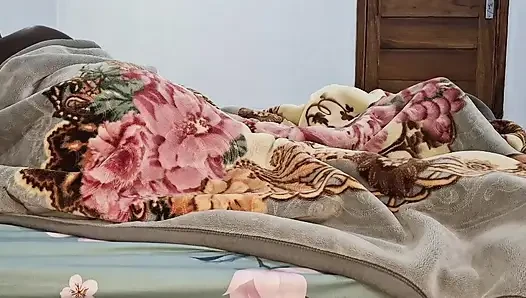 Dia menyetubuhiku dengan baik dan lezat, tetapi suamiku suka twerking di kontolnya sampai aku mencapai orgasme.