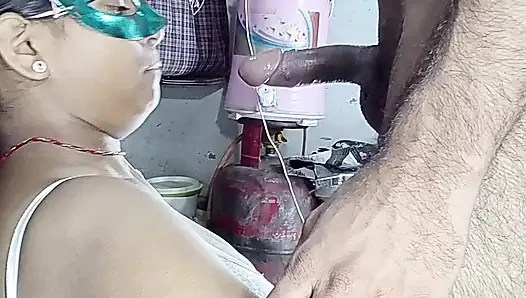 Stiefschwester traf den arsch, lutschte seinen schwanz vom schwanz des stiefbruers und lutschte wasser von seinem schwanz, Hindi-audio