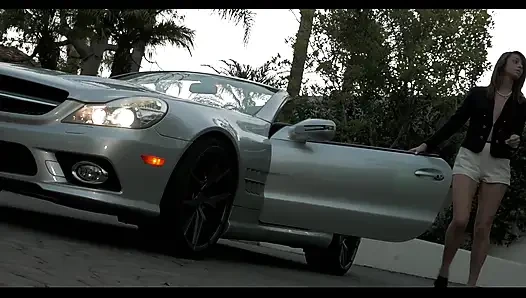 Горячую тинку с пирсинговыми сосками трахают