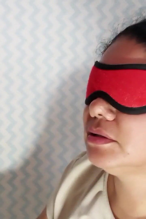 Dojrzała żona z głębokim gardłem i maseczką na oczy ssącą