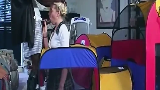 Olgun sarışın orta yaşlı seksi kadın büyük zenci yarağını oyun çadırında derine alıyor
