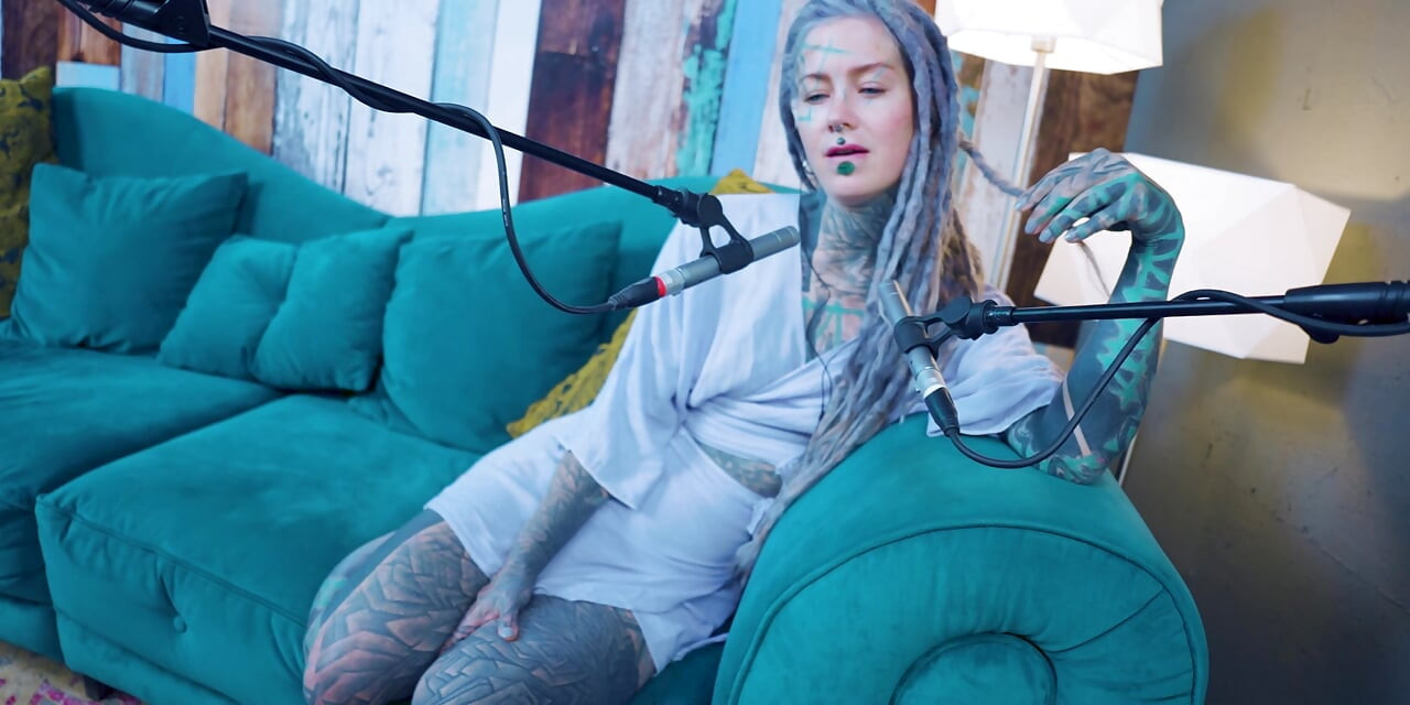 Vorbesc despre L - DRAGOSTE - ASMR podcast SFW vorbind fată slabă gotică dreadlocks tatuaj model cu cerneală