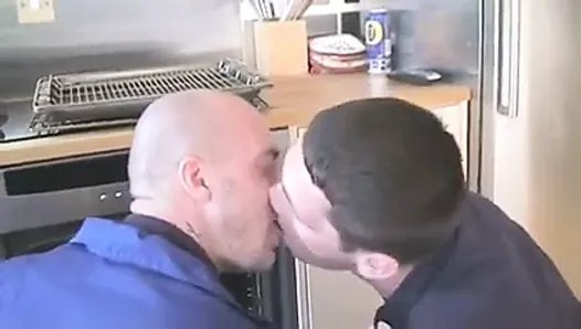 Un électricien irlandais se fait baiser par un collègue anglais