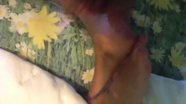 Amico sborra sui piedini di Barbara