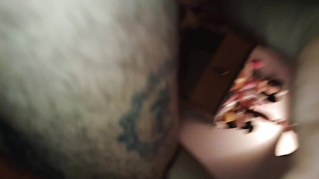 Γαμάω τη γραμματέα στο κρεβάτι της