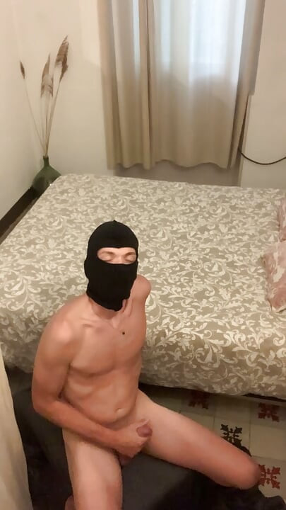 Мастурбация, когда горничная дома