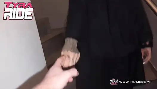 Büyük dövmeli düzgün vücutlu esmer vücudunu gösteriyor ve