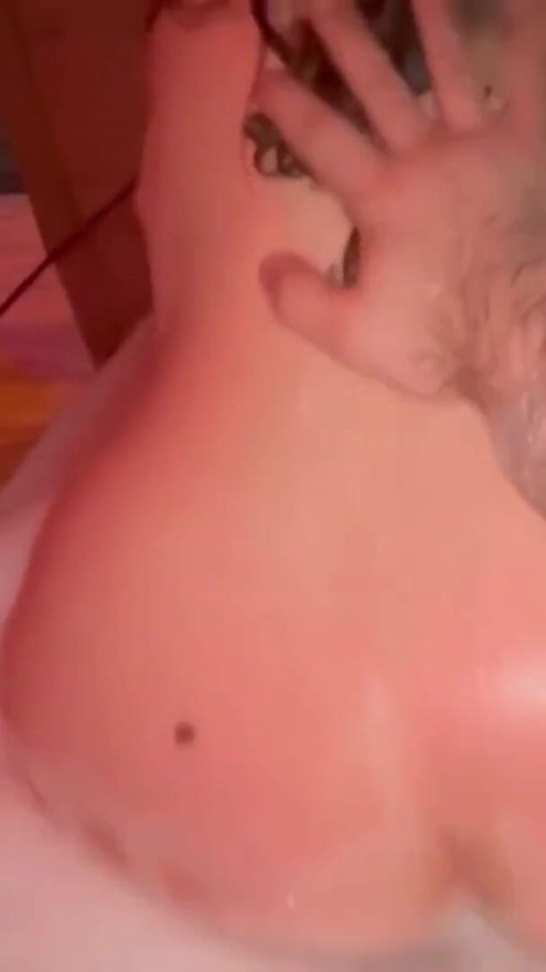 Laisser ma demi-sœur à gros cul me rejoindre dans le jacuzzi - qu’est-ce qui pourrait mal se passer ? (baise torride intense) | Clip 1