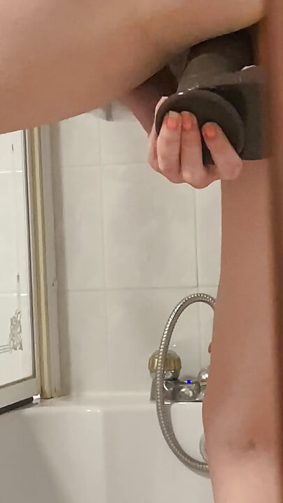 Filmando madrastra en el baño