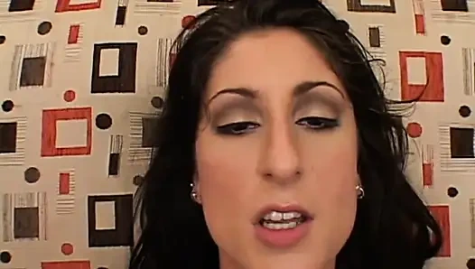 Die schöne eifrige brünette nimmt so viel sperma in ihren arsch und mund