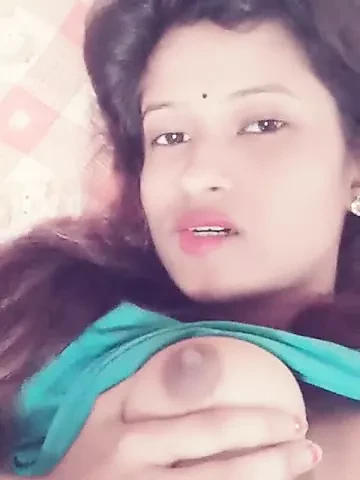 Desi babe showing her boobs