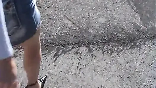 Mikro etekli, külotlu çorap ve yüksek topuklu ayakkabılar