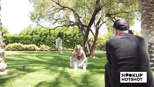 Bts - jesse pony berpose sambil bugil di pemotretan di luar ruangan!