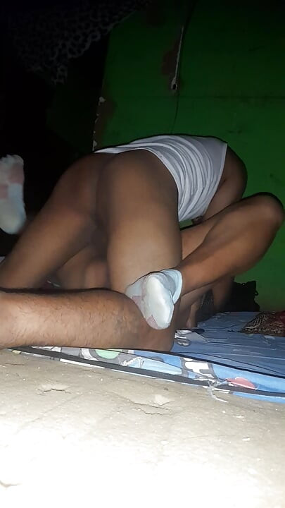 रांड बायको शेजाऱ्याबरोबर नवऱ्याची फसवणूक करते.