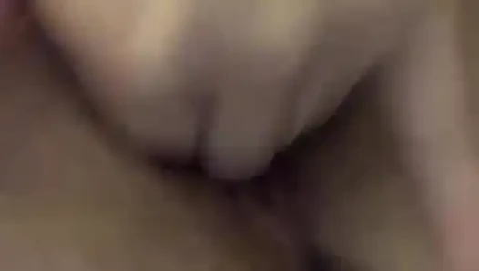 Aldatan orta yaşlı seksi kadın yatak odasında mastürbasyon yapıyor ve sonra kocasının en iyi arkadaşını merdivenlerden sikiyor