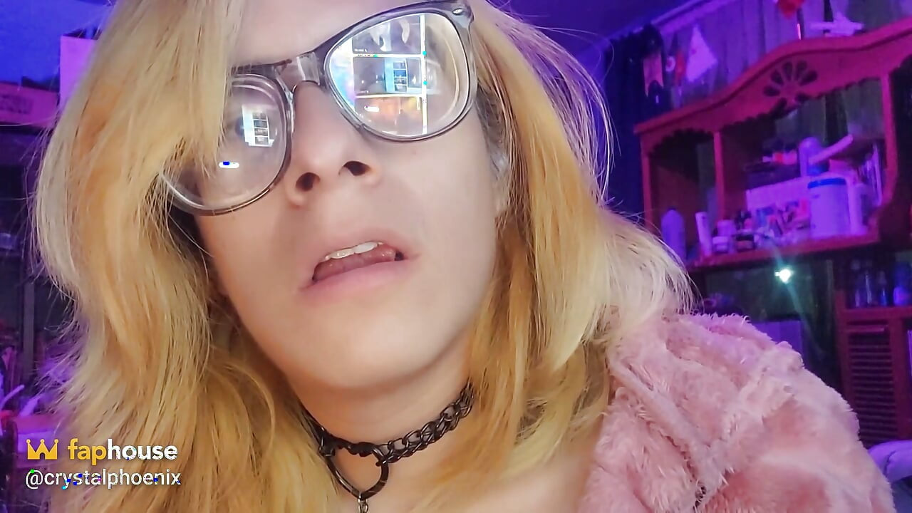 Sissy đeo vòng cổ gợi cảm tại nhà thờ Asmr