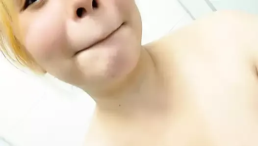 Enji masturbate at the mall bathroom until squirting