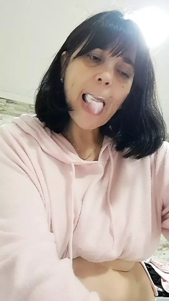 Mami se lava sus dientes en la mañana gordibuena