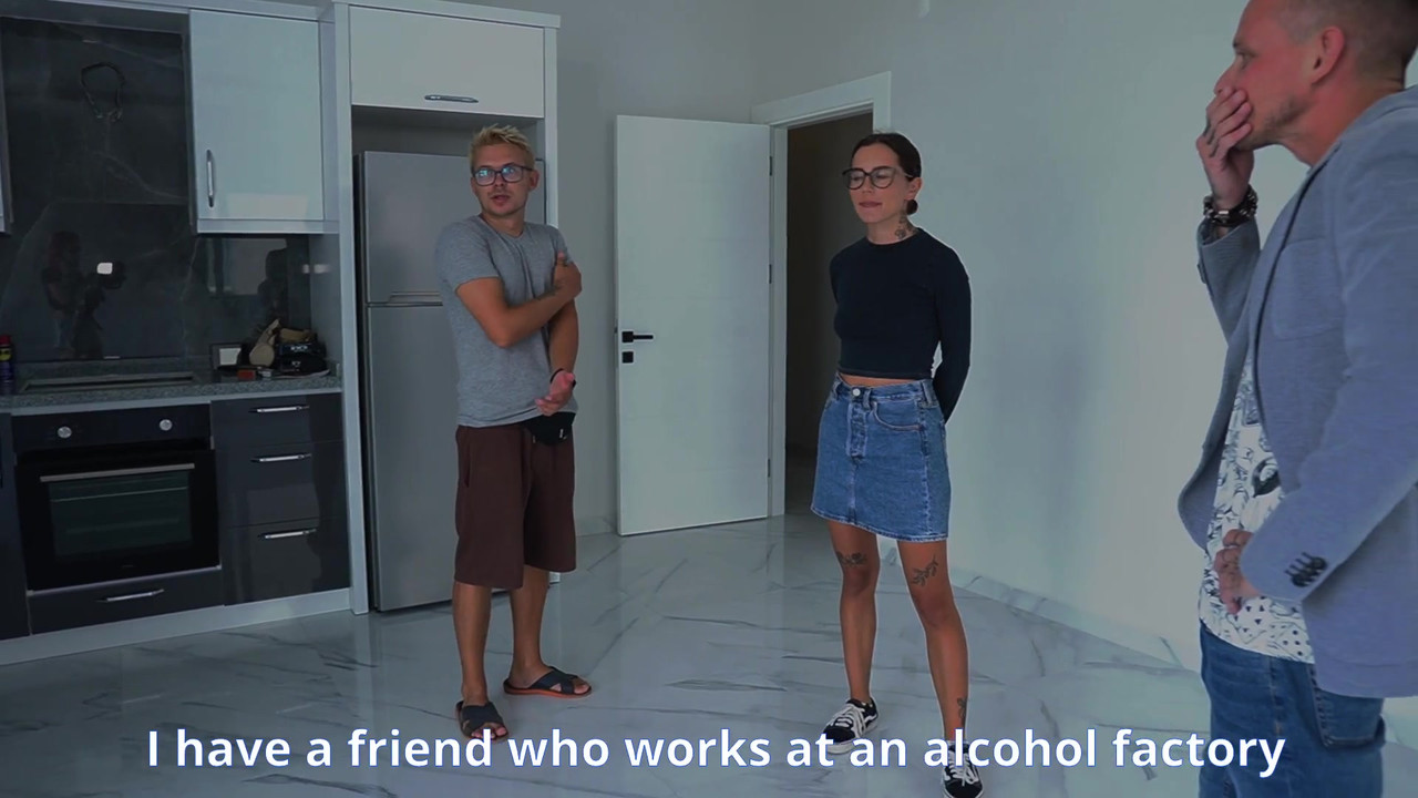 戴绿帽子的丈夫看着他的妻子从后面被操！