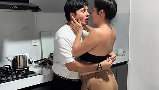 Моя сводная сестра дает мне свою задницу на кухне, пока мы одни!