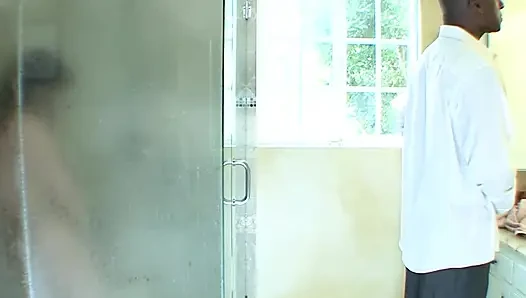 Прими душ, чтобы я тебя