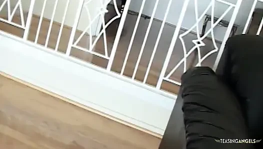 Cinsel olarak tahrik edilen iki kadının büyük bir erkek cinsel organı da dahil olmak üzere cinsel bir karşılaşmaya girmeleri gerekir ve bu da üçlü grup seksle sonuçlanır