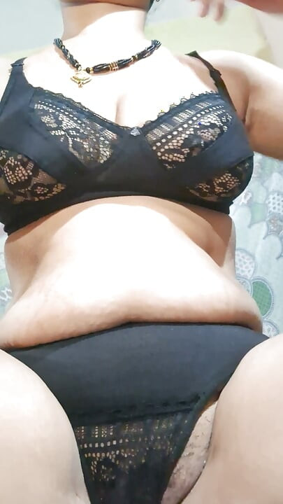 L'élève de la prof aime sa grosse chatte, soutien-gorge et culotte noirs, regarde sa chatte