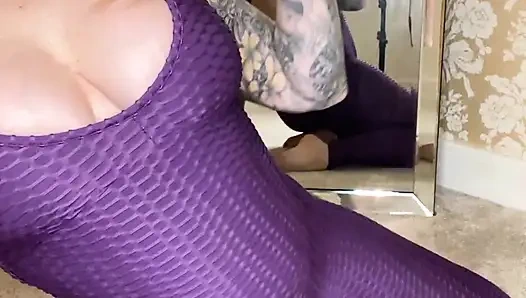 Ich will dich mit meinem dicken arsch necken und es in dein gesicht drücken Bist du bereit für etwas spaß mit dickem arsch