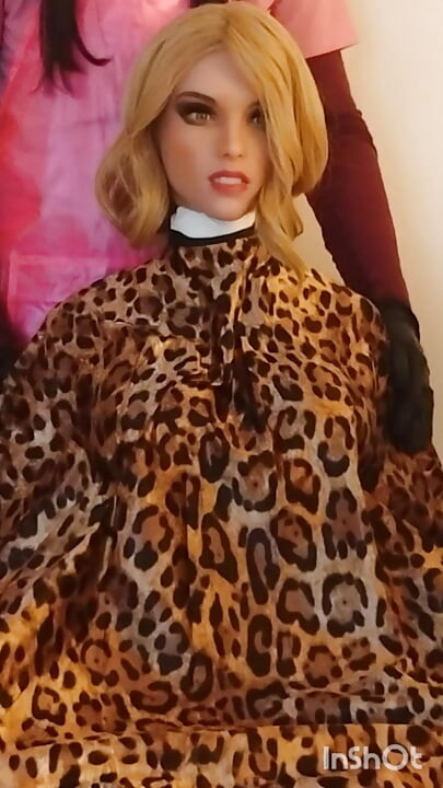 Sesión de modelado con la capa de corte de pelo sedosa y suave de Lauren