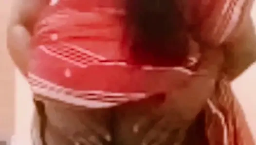 Hintli hintli tamil iri güzel evli kadın latha ayakta sarılıyor götünü sıkıyor ve borç ödemesi için finansçı tarafından amcık yalıyor!