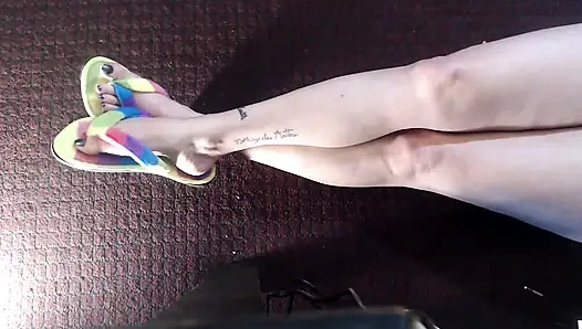 Parmakla kırbaçlanan ayak bilekleri çapraz