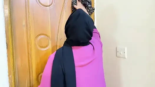 Arap otel ateşli hizmetçi odamı temizliyor ve büyük götünü ve büyük göğüslerini görüyorum sonra sert amını ve götünü sikiyorum ve boşalıyorum