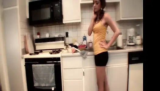 Cewek hot rambut cokelat ini lagi asik jilat dan fingering beceknya di dapur sampai orgasme berkahir